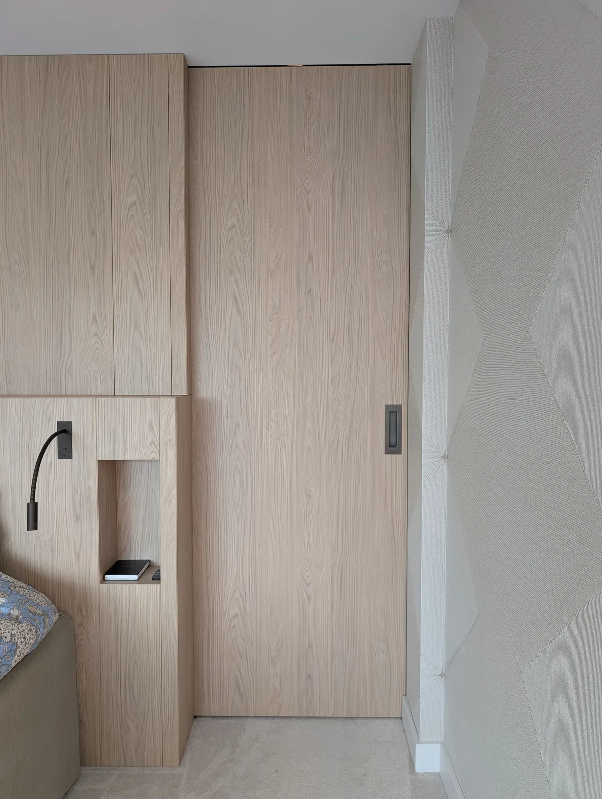 Garderobe i eikefinér med innebygd nattbordnisje og leselampe ved sengen